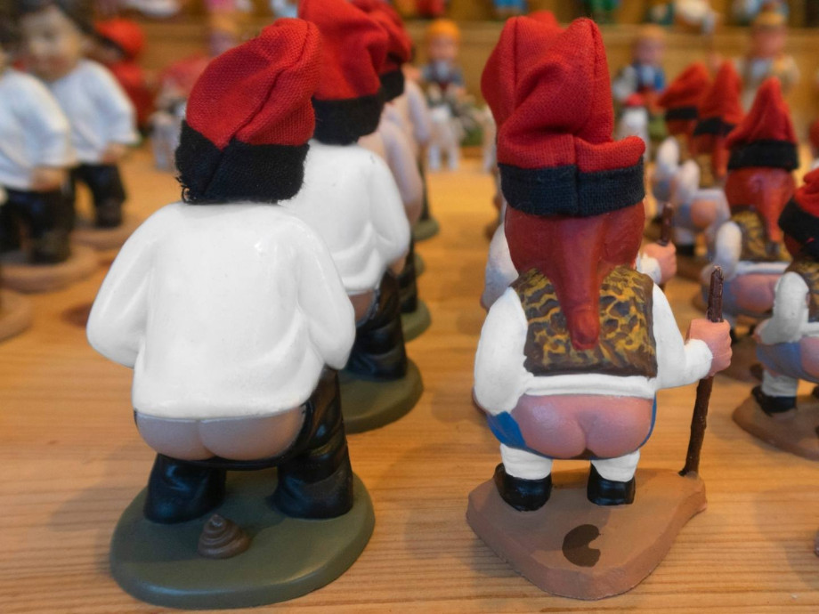 Caganers pooping.